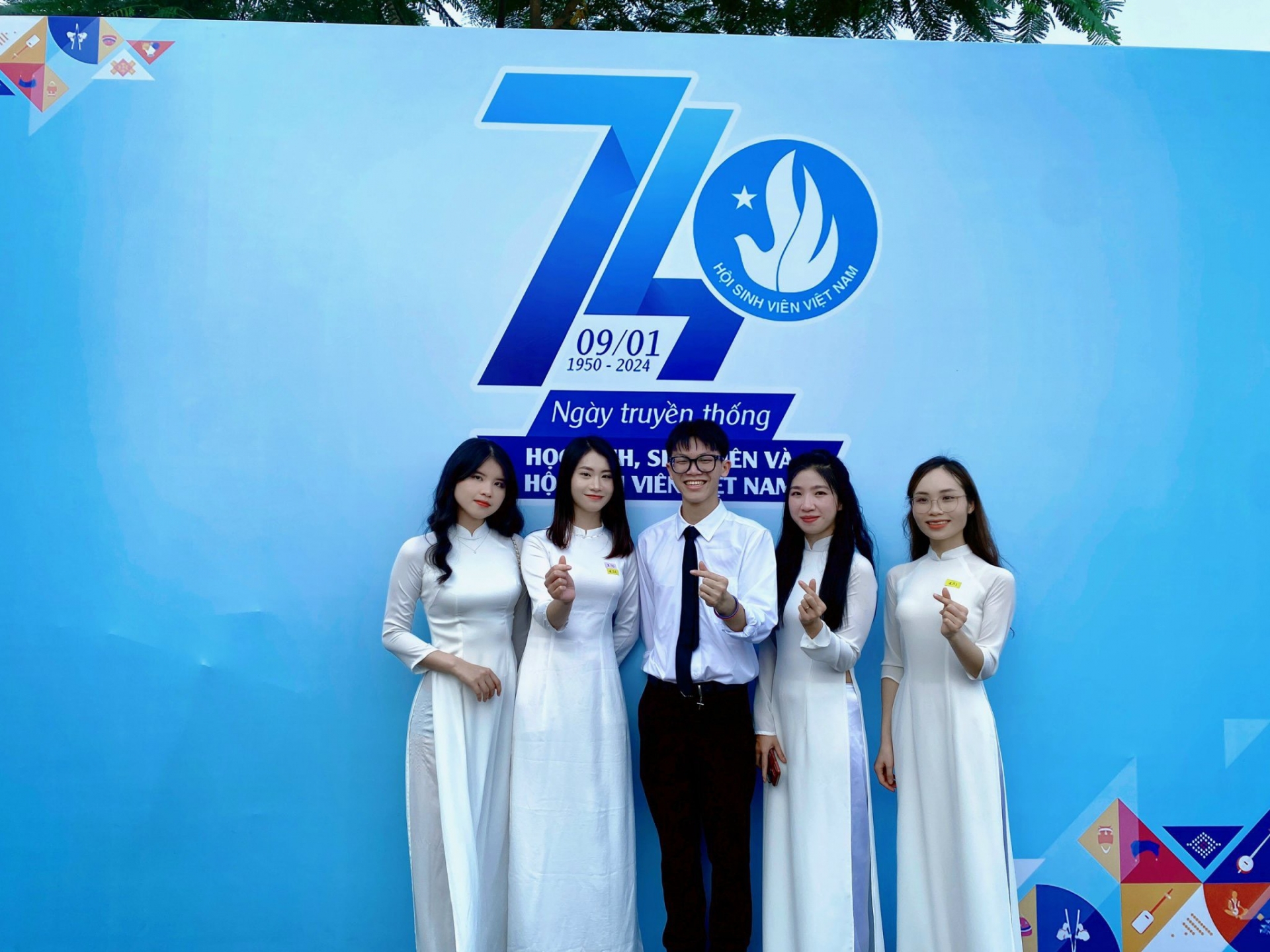 Nguyễn Thị Ngọc Ánh (thứ 2 từ phải sang) cùng các sinh viên tham dự chương trình kỷ niệm 74 năm Ngày truyền thống học sinh, sinh viên và Hội Sinh viên Việt Nam