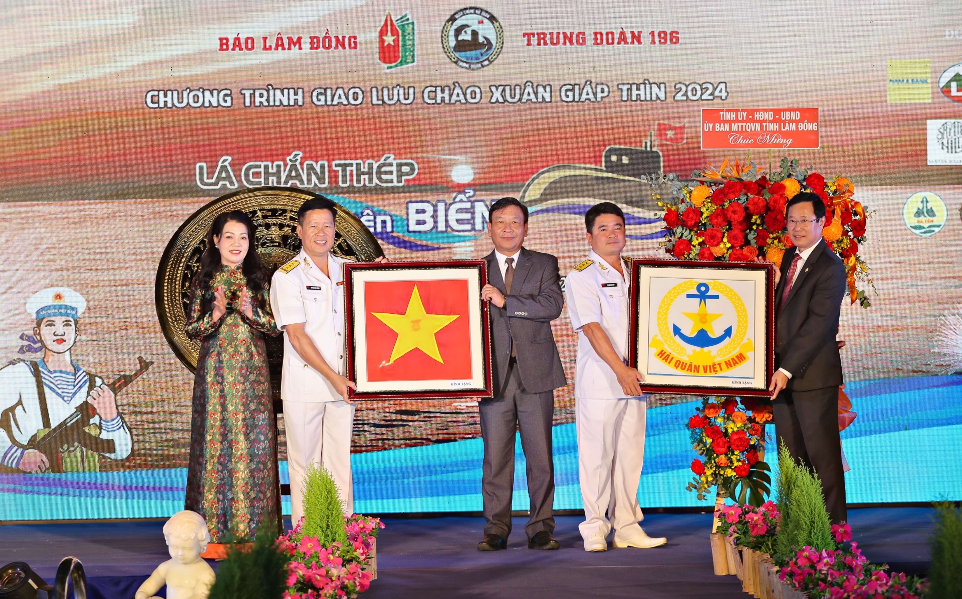 Đồng chí Bùi Thắng - Ủy viên Ban Thường vụ, Trưởng Ban Tuyên giáo Tỉnh ủy Lâm Đồng, đồng chí Phạm Triều – Chủ tịch Ủy ban MTTQ Việt Nam tỉnh  và Nhà báo Hồ Lan - Tổng biên tập Báo Lâm Đồng nhận quà lưu niệm từ Trung đoàn 196