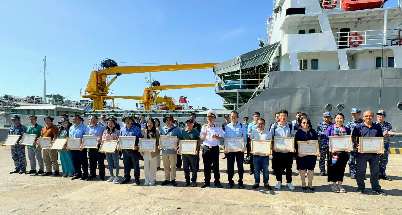 Đại tá Trần Hồng Hải - Phó Chính uỷ Vùng 2 Hải quân tặng giấy khen cho các tập thể, cá nhân hoàn thành xuất sắc nhiệm vụ