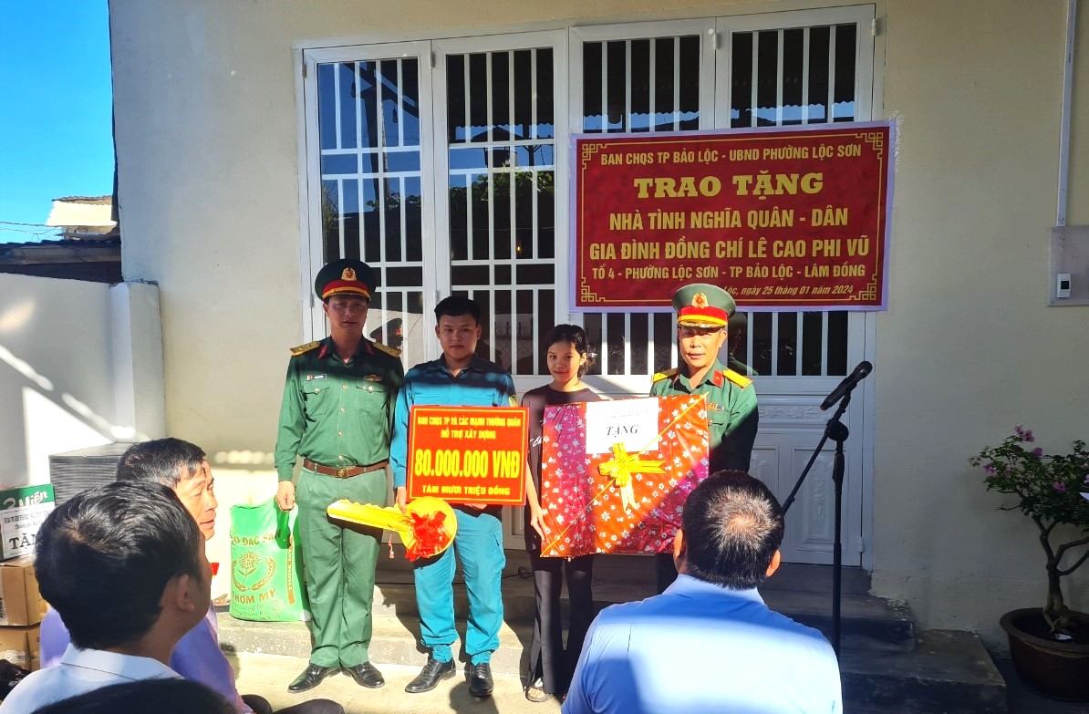 Lãnh đạo Ban Chỉ huy Quân sự TP Bảo Lộc trao bảng biểu trưng hỗ trợ 80 triệu đồng xây dựng nhà nghĩa tình quân - dân cho gia đình chiến sĩ Vũ