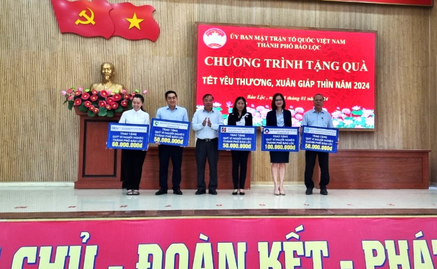 Chủ tịch Ủy ban MTTQ Việt Nam TP Bảo Lộc Huỳnh Minh Chánh trao biểu trưng cảm ơn các đơn vị, doanh nghiệp đóng góp cho Quỹ Vì người nghèo
