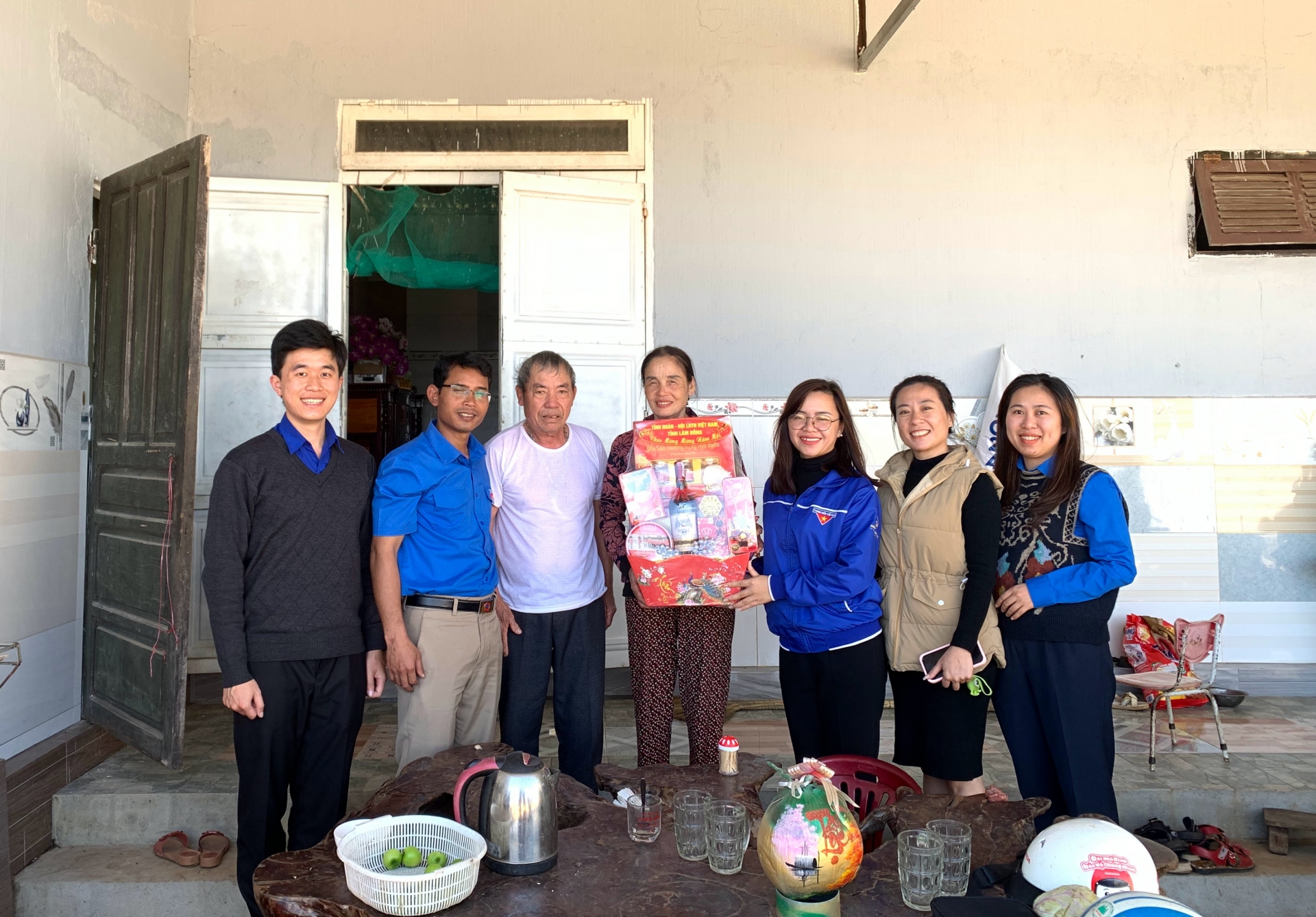 Tỉnh Đoàn Lâm Đồng thăm, tặng quà Tết gia đình chính sách và các đơn vị lực lượng vũ trang