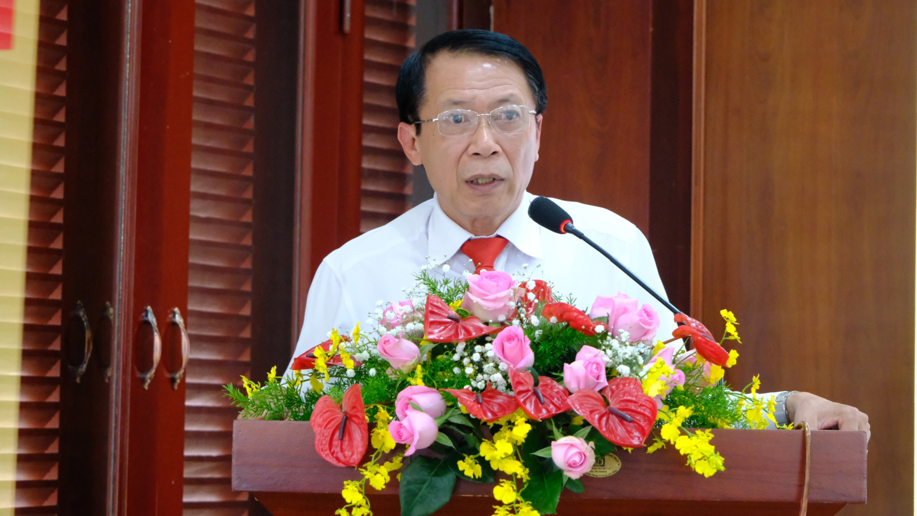 Đồng chí Bùi Đình Toan - Phó Bí thư Đảng ủy Khối Doanh nghiệp trình bày tóm tắt báo cáo tại hội nghị