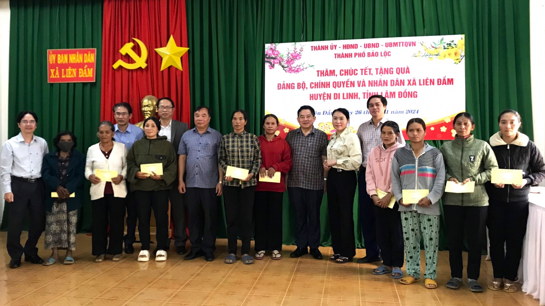Chủ tịch UBND TP Bảo Lộc Nguyễn Văn Phương và đoàn công tác thăm, tặng quà các gia đình chính sách, hộ nghèo xã Liên Đầm, huyện Di Linh