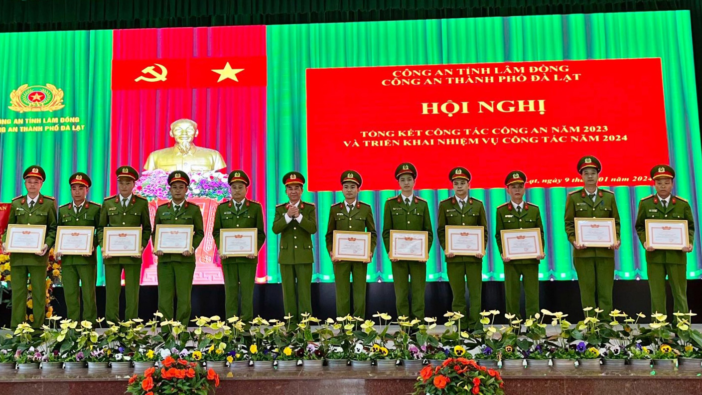 Đại tá Trần Vĩnh Phú - Trưởng Công an TP Đà Lạt trao quyết định khen thưởng của các cấp cho các tập thể, cá nhân Công an TP Đà Lạt có thành tích xuất sắc trong công tác năm 2023