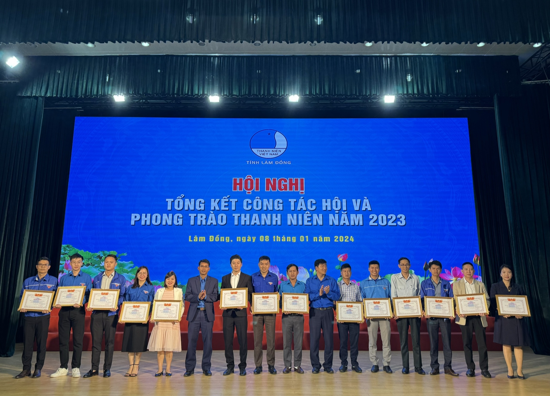 Ban Thư ký Hội LHTN Việt Nam tỉnh tuyên dương các tập thể đã có thành tích xuất sắc trong công tác Hội và phong trào thanh niên năm 2023