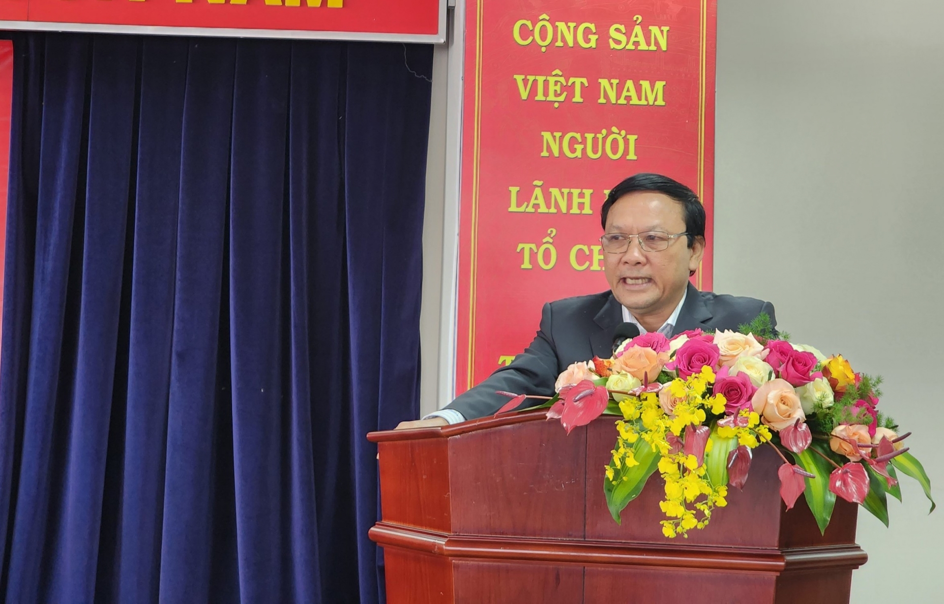  Phó Chủ tịch UBND huyện Cát Tiên Bùi Văn Văn trình bày công tác dân tộc tại địa phương trong năm 2023