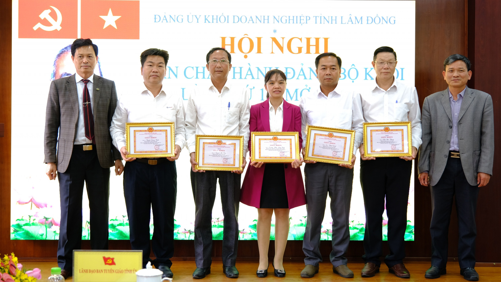 Đảng ủy Khối Doanh nghiệp tỉnh tặng giấy khen cho các đảng viên hoàn thành xuất sắc nhiệm vụ 5 năm liên tục 2019 - 2023
