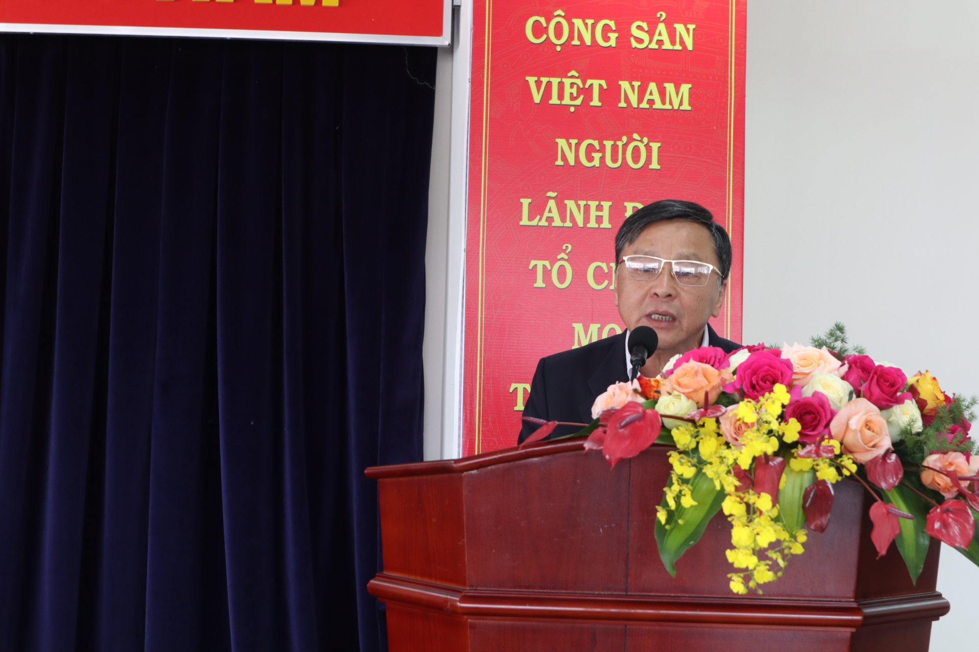 Ông Võ Văn Hoàng - Trưởng Ban Dân tộc tỉnh tiếp thu, giải đáp các ý kiến tại Hội nghị