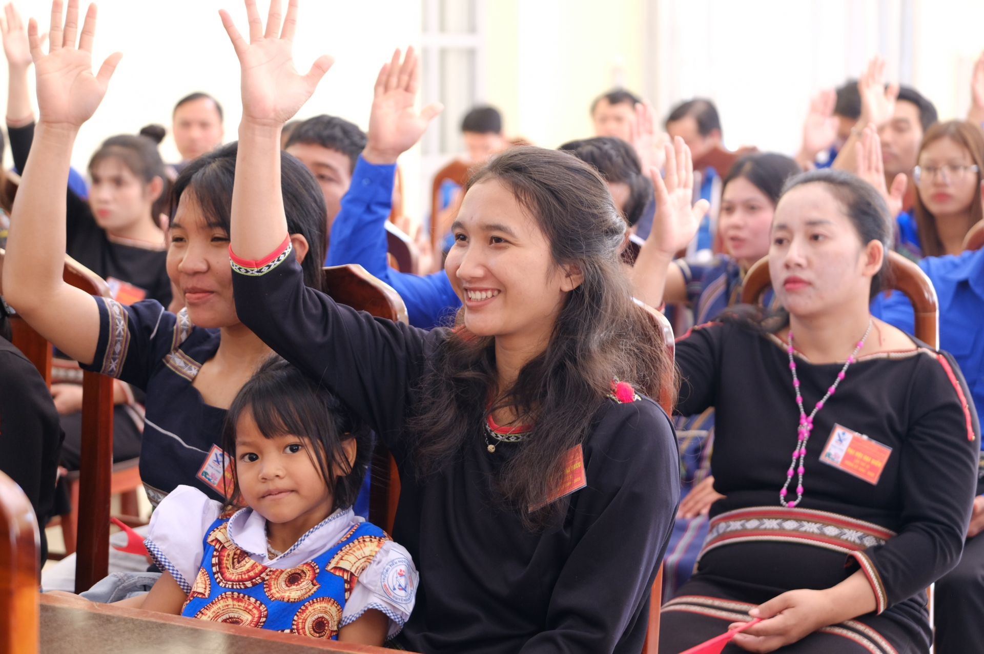 Đại biểu biểu quyết thông qua các chỉ tiêu của Nhiệm kỳ tới