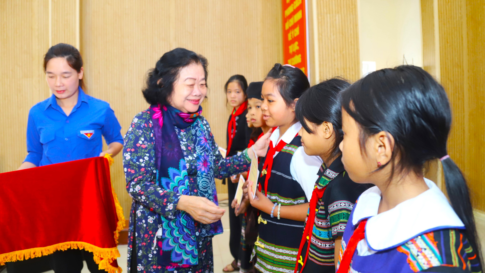 Đồng chí Trương Mỹ Hoa trao tặng học bổng Vừ A Dính cho các em học sinh 
đồng bào DTTS tại TP Bảo Lộc