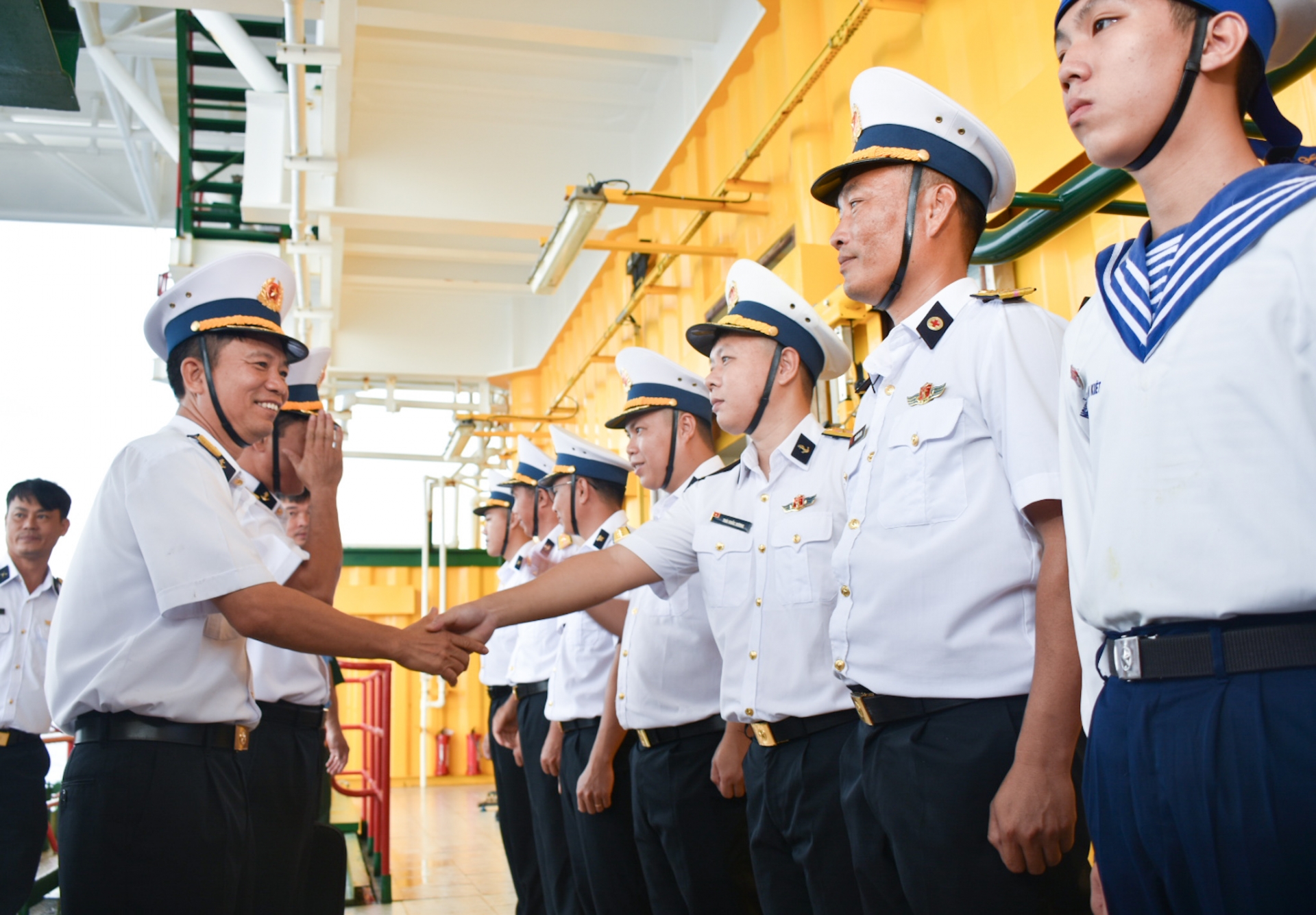 Đại tá Trần Chí Tâm (trái), Phó Tham mưu trưởng Vùng 2 Hải quân, Trưởng đoàn công tác số 2, tàu Trường Sa 16, thăm chúc tết cán bộ, chiến sĩ trên Nhà giàn DK1/21.