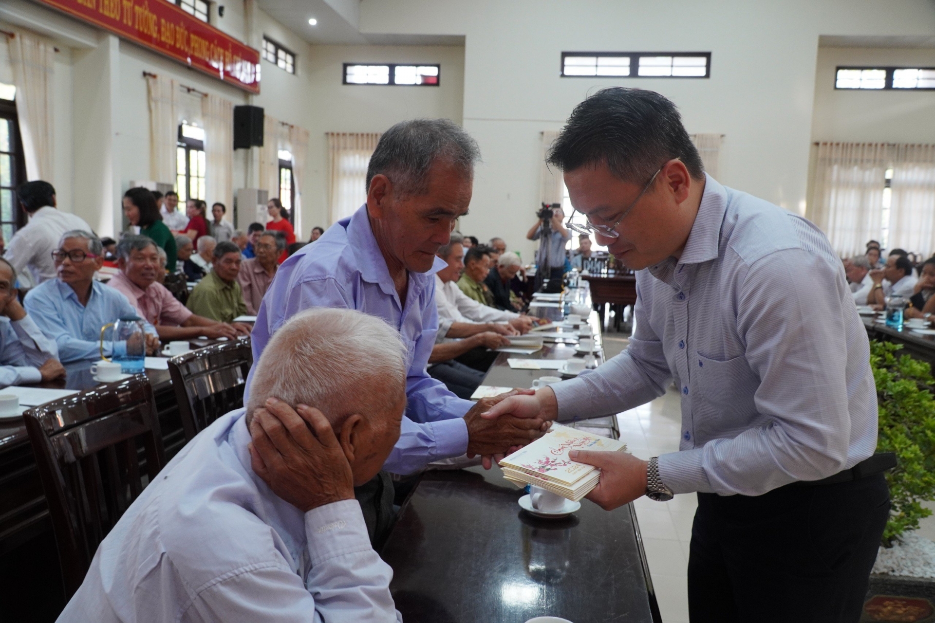 Đồng chí Nguyễn Tiến Dũng – Bí thư Huyện ủy Cát Tiên thăm hỏi, tặng quà Tết cho các đồng chí nguyên lãnh đạo huyện và đảng viên lão thành. 