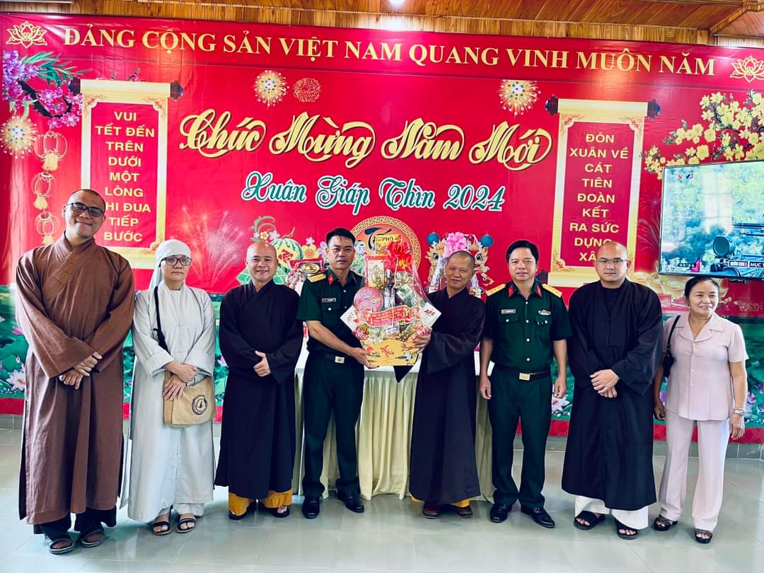 Chức sắc các tôn giáo trên địa bàn huyện Cát Tiên đến thăm, chúc tết lãnh đạo, cán bộ, chiến sỹ Ban Chỉ huy Quân sự huyện. 