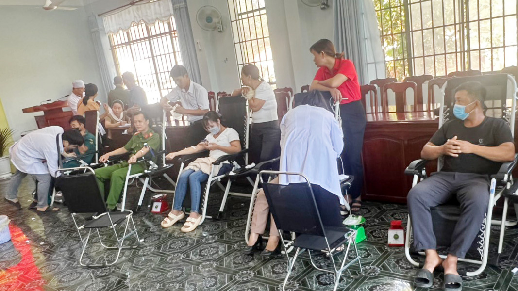Đông đảo cán bộ công chức, viên chức và người lao động trên địa bàn huyện Cát Tiên tham gia hiến máu
