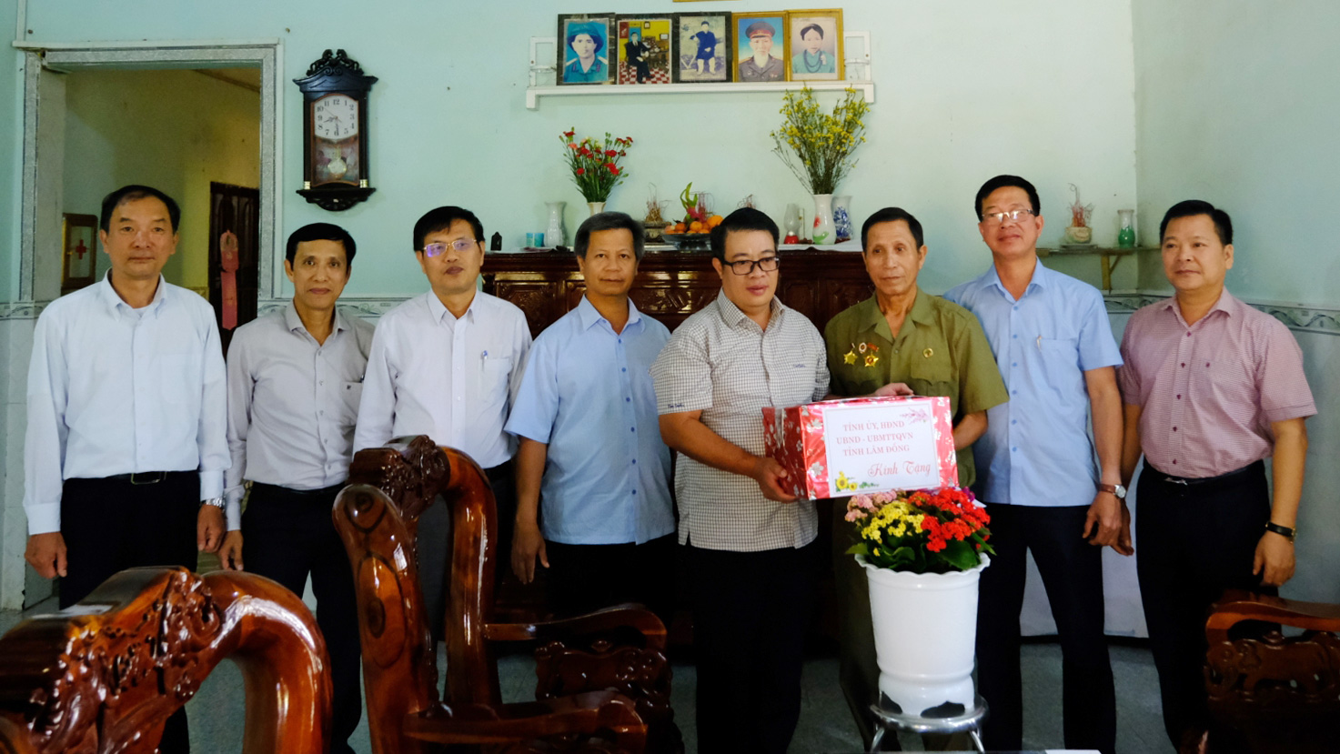 Đồng chí Nguyễn Ngọc Phúc cùng lãnh đạo các sở ngành, địa phương đến thăm tặng quà Tết cho gia đình ông Lê Thanh Đạo