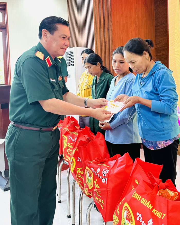 Thiếu tướng Đặng Văn Lẫm - Phó Tư lệnh Quân khu 7 tặng quà Tết cho các hộ gia đình.