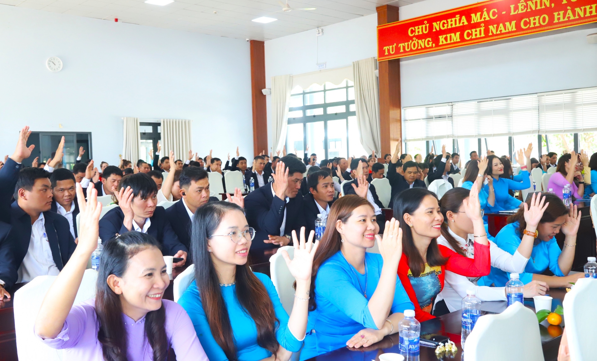 Đại biểu dự hội nghị biểu quyết thông qua Nghị quyết năm 2024 của Công ty Nhôm Lâm Đồng