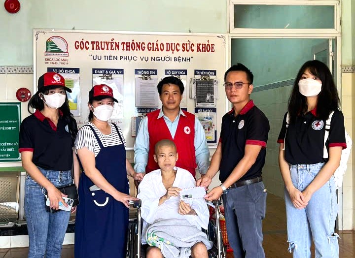 Bảo Lộc: Trao tặng quà Tết cho bệnh nhân chạy thận