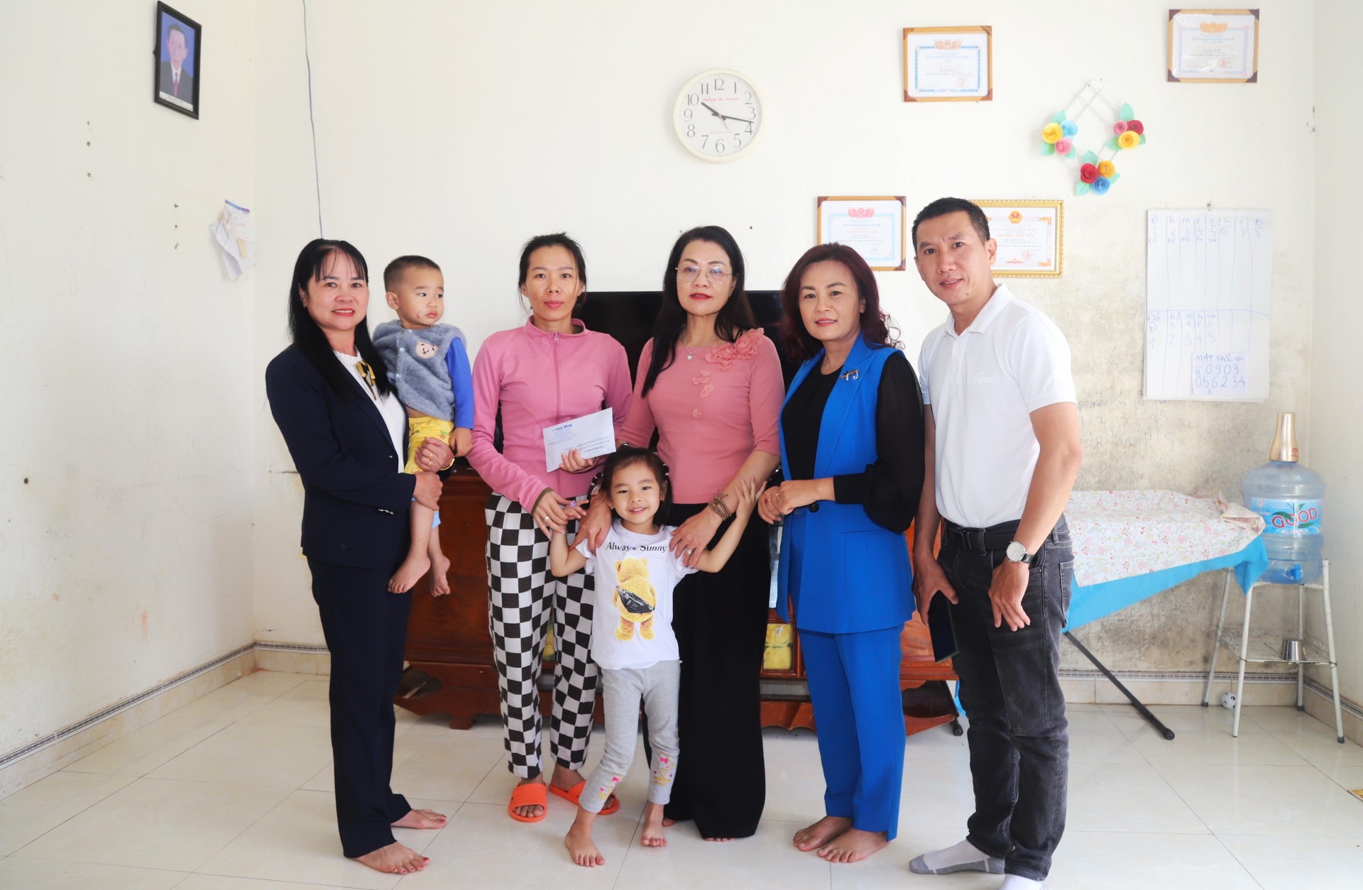 Nhà báo Hồ Thị Lan - Tổng Biên tập Báo Lâm Đồng (thứ 3 từ phải qua) trao số tiền hơn 52 triệu đồng của bạn đọc hỗ trợ cho người thân gia đình cô giáo Trần Thị Trí