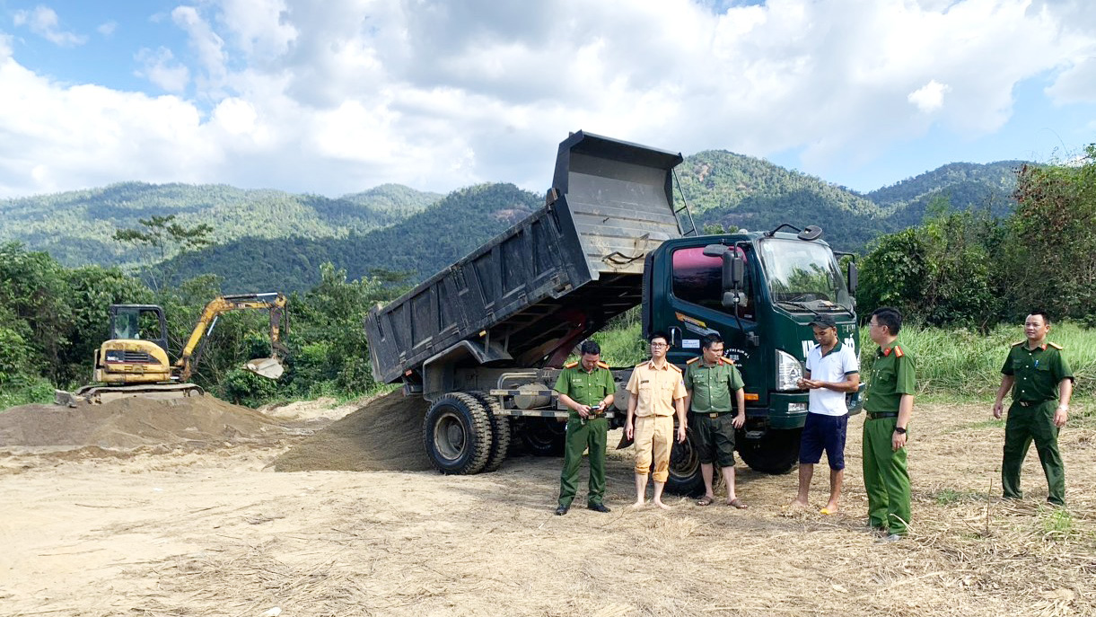 Các lực lượng nghiệp vụ Công an huyện Đạ Huoai đột kích bắt quả tang vụ khai thác cát trái phép trên suối Đạ Mri