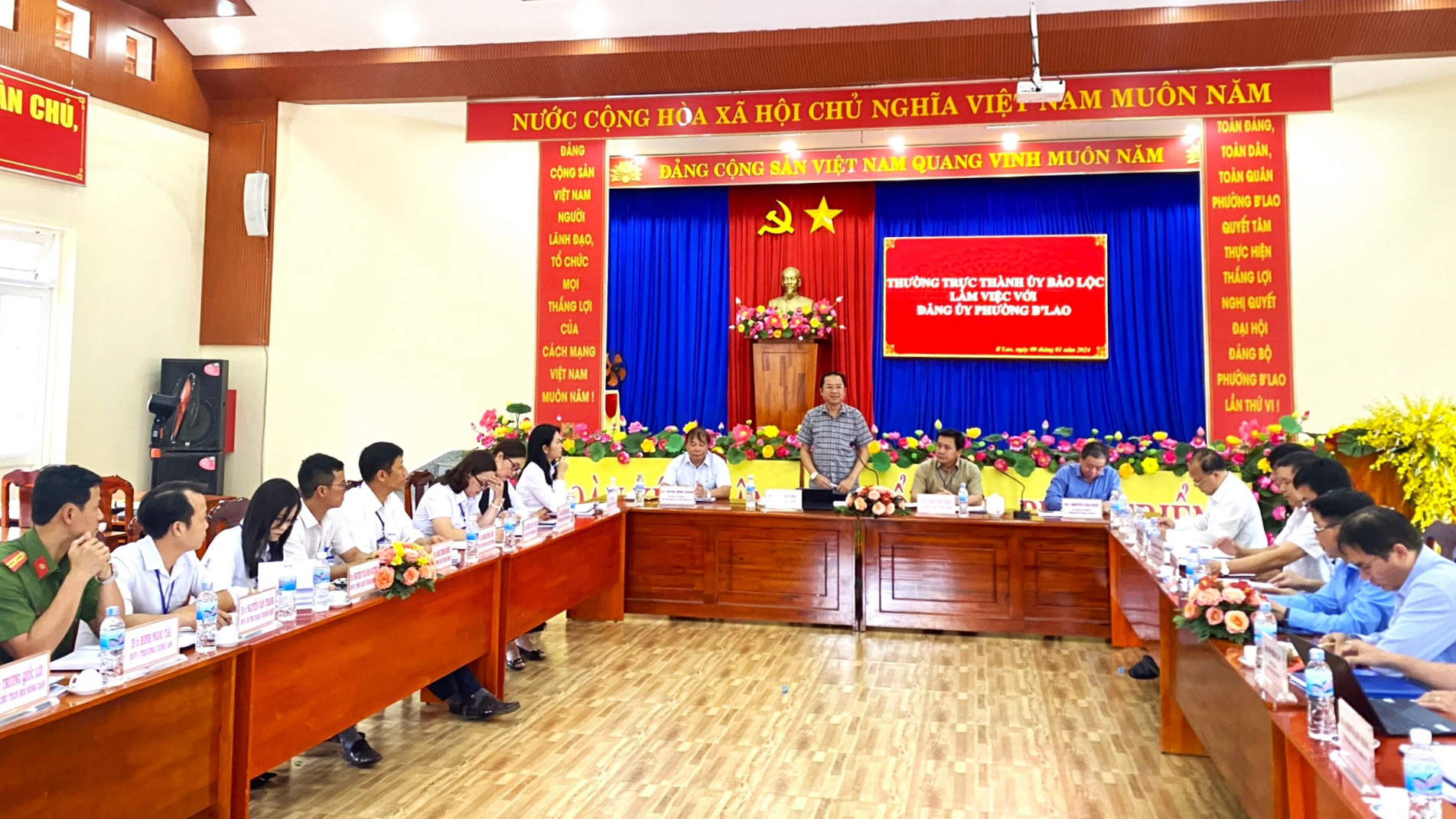 Đồng chí Tôn Thiện Đồng - Ủy viên Ban Thường vụ Tỉnh ủy, Bí thư Thành ủy Bảo Lộc làm việc với Đảng bộ, chính quyền phường BLao