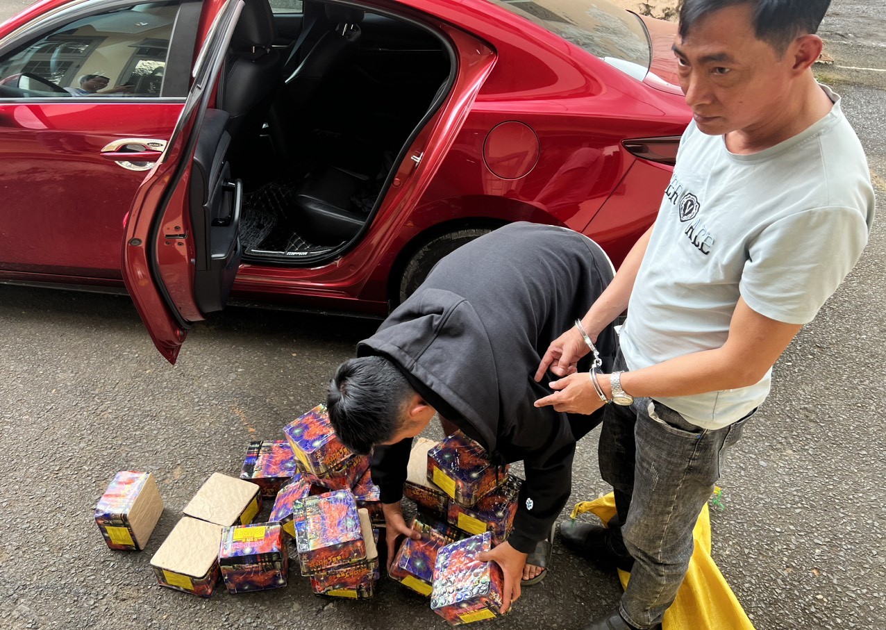 Bảo Lâm: Bắt quả tang đối tượng sử dụng xe con vận chuyển pháo hoa nổ