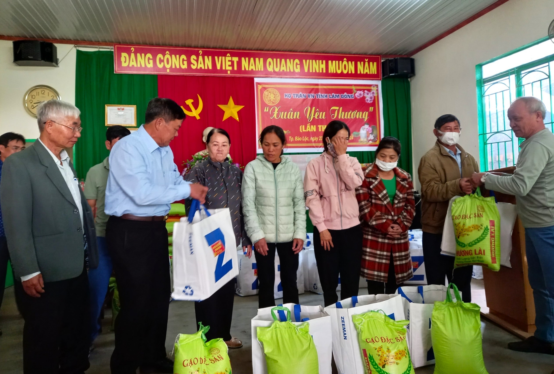 Họ Trần Việt Nam tỉnh Lâm Đồng trao tặng 150 phần quà Tết cho người khó khăn, yếu thế