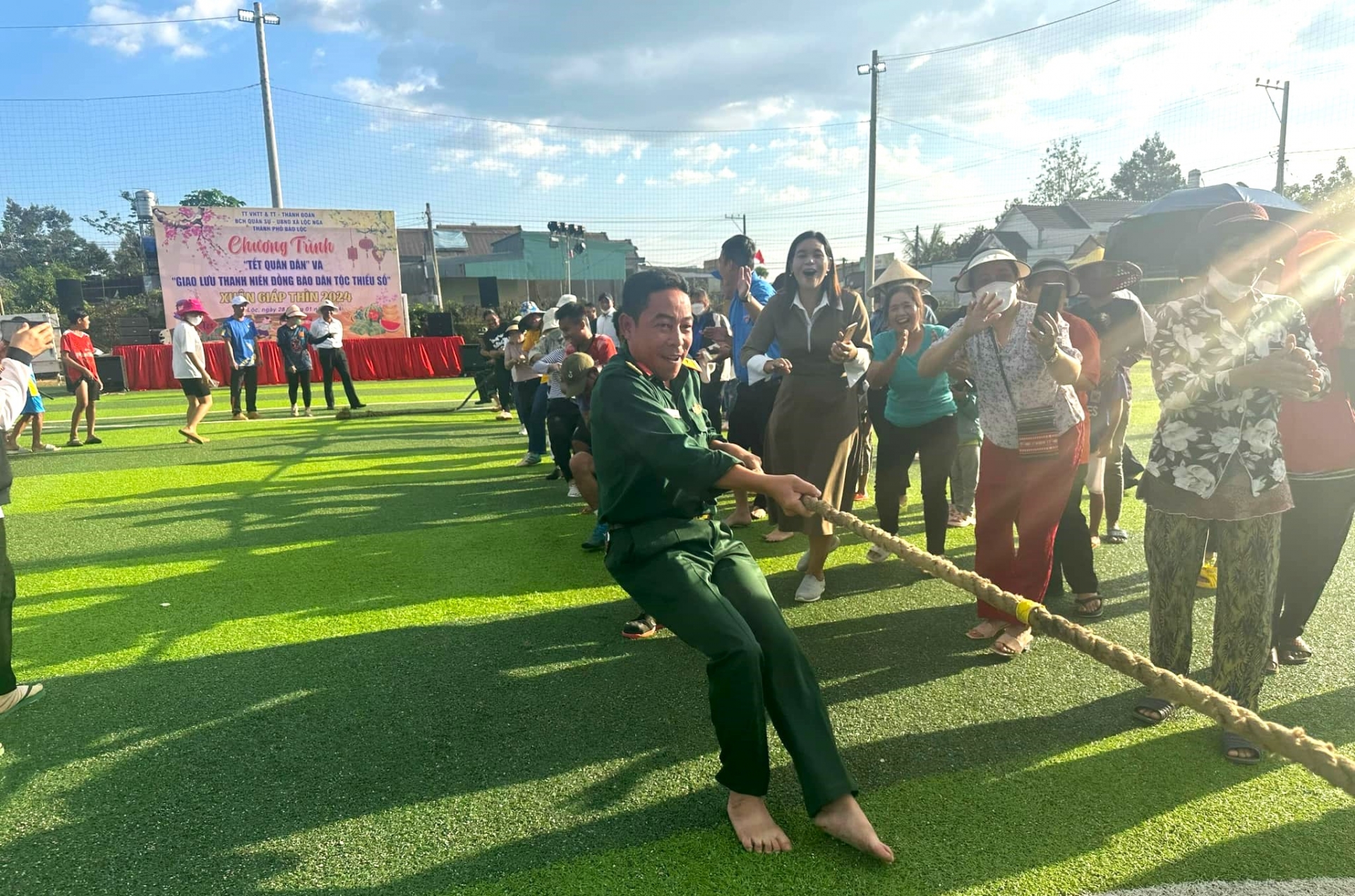 Các cán bộ, chiến sĩ, thanh niên và Nhân dân xã Lộc Nga tham gia trò chơi kéo co