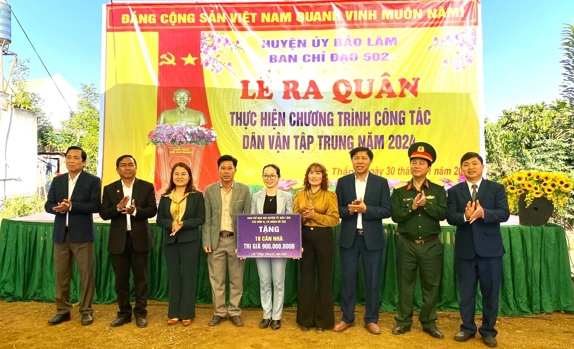 Lãnh đạo huyện Bảo Lâm trao biểu trưng xây dựng 18 căn nhà cho hộ khó khăn trên địa bàn thị trấn Lộc Thắng, với tổng trị giá 900 triệu đồng