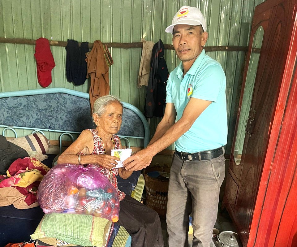 Nhóm Thiện Duyên Bảo Lộc trao tặng quà tết cho người già neo đơn