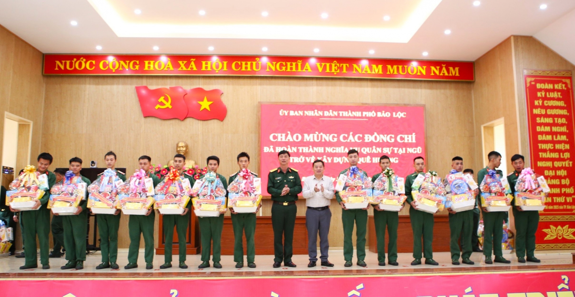 Chủ tịch UBND TP Bảo Lộc Nguyễn Văn Phương và lãnh đạo Ban Chỉ huy Quân sự thành phố trao tặng quà cho các quân nhân xuất ngũ