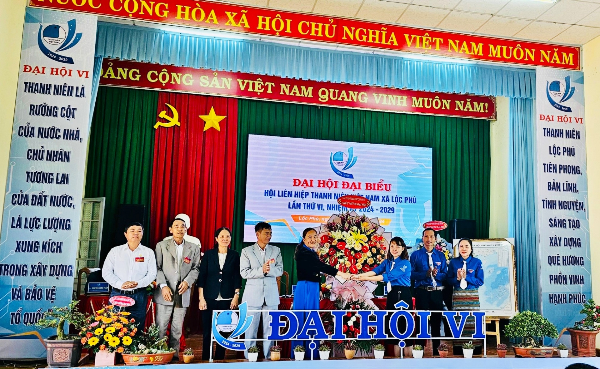 Lãnh đạo Đảng ủy, UBND xã Lộc Phú tặng hoa chúc mừng Đại hội