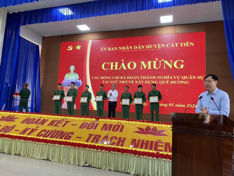 Đồng chí Nguyễn Cao Trí – Phó Chủ tịch UBND huyện Cát Tiên khen thưởng cho các chiến sĩ có thành tích trong thực hiện nghĩa vụ quân sự. 