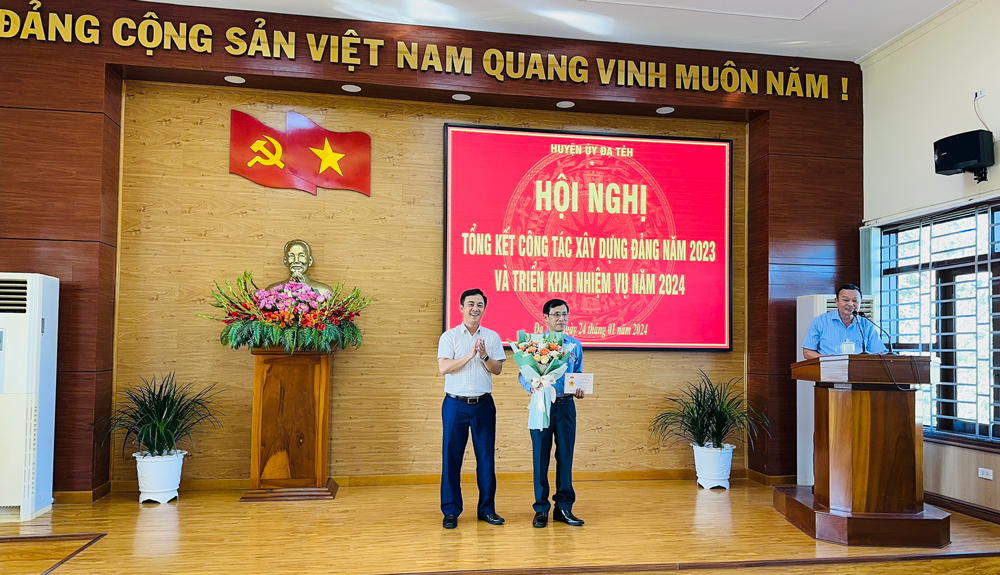 Trao kỷ niệm chương Vì sự nghiệp kiểm tra của Đảng cho đồng chí Nguyễn Mạnh Việt - Bí thư Huyện ủy, Chủ tịch HĐND huyện