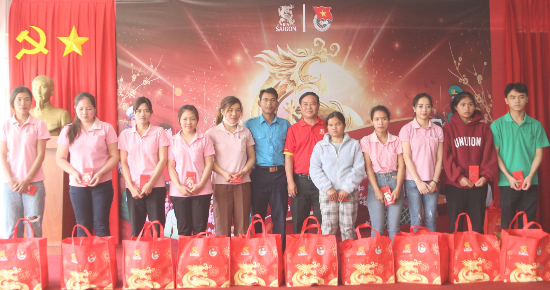 Tỉnh Đoàn Lâm Đồng cùng Bia Saigon tặng quà đến công nhân nhân dịp Tết Giáp Thìn 2024