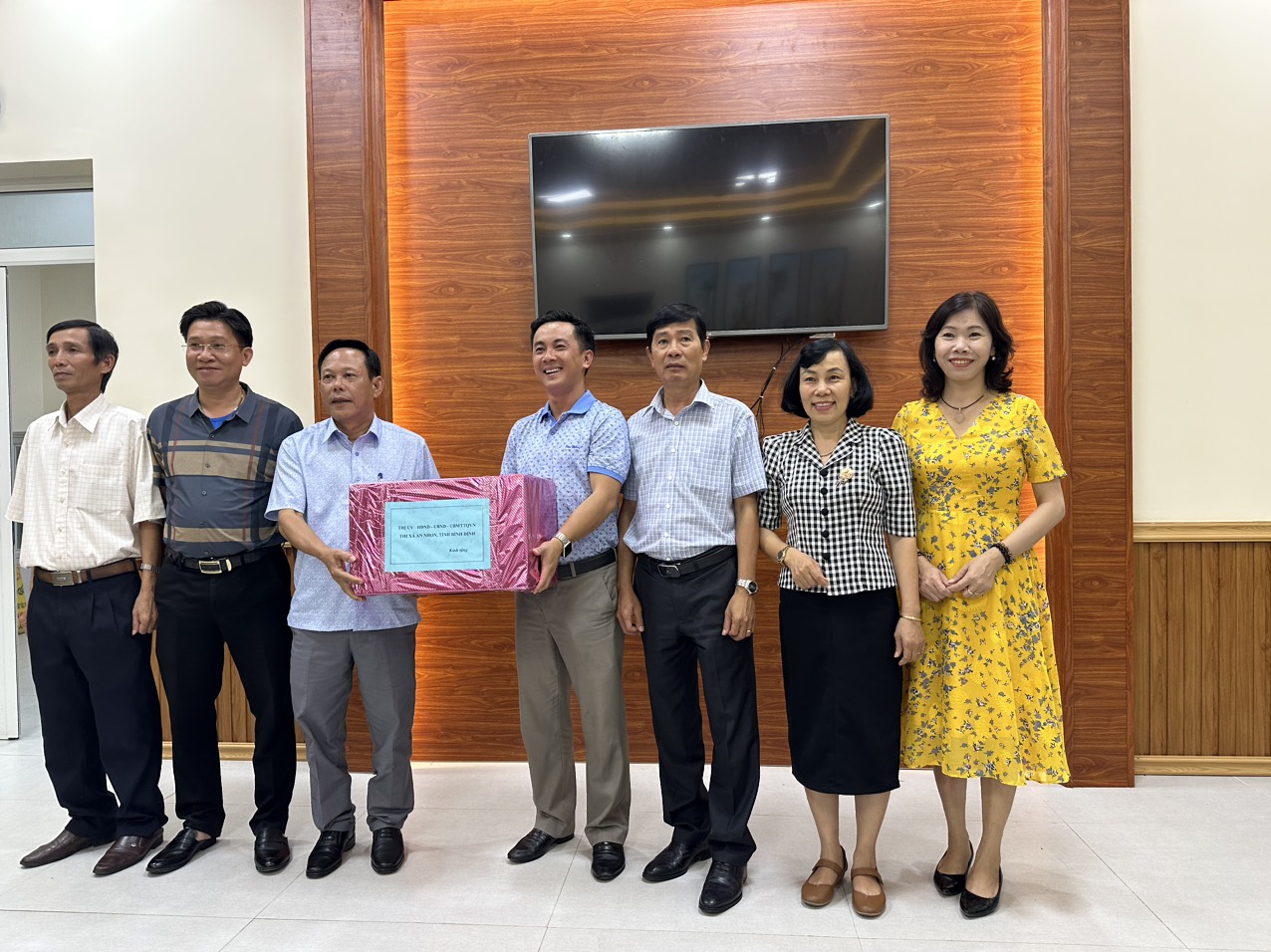 Đoàn công tác thị xã An Nhơn tỉnh Bình Định tặng quà lưu niệm cho lãnh đạo huyện Đạ Tẻh.
