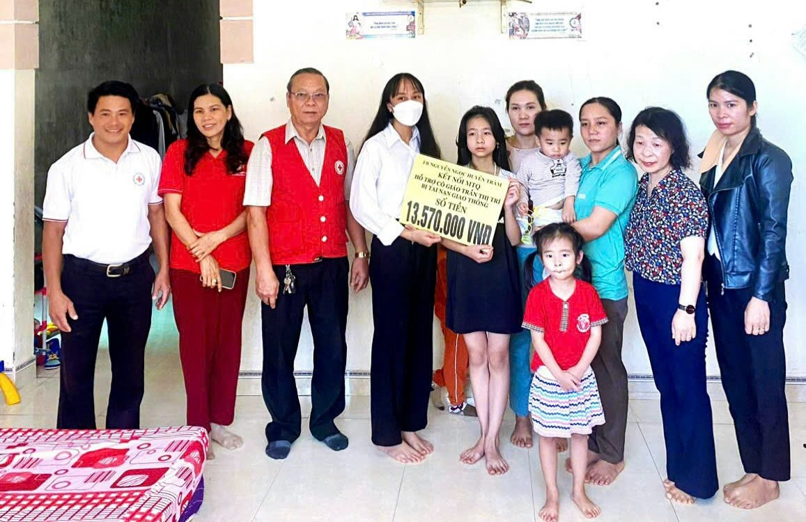 Hội Chữ thập đỏ TP Bảo Lộc cùng các tổ chức thiện nguyện, nhà hảo tâm trao hỗ trợ kinh phí giúp gia đình cô giáo mầm non