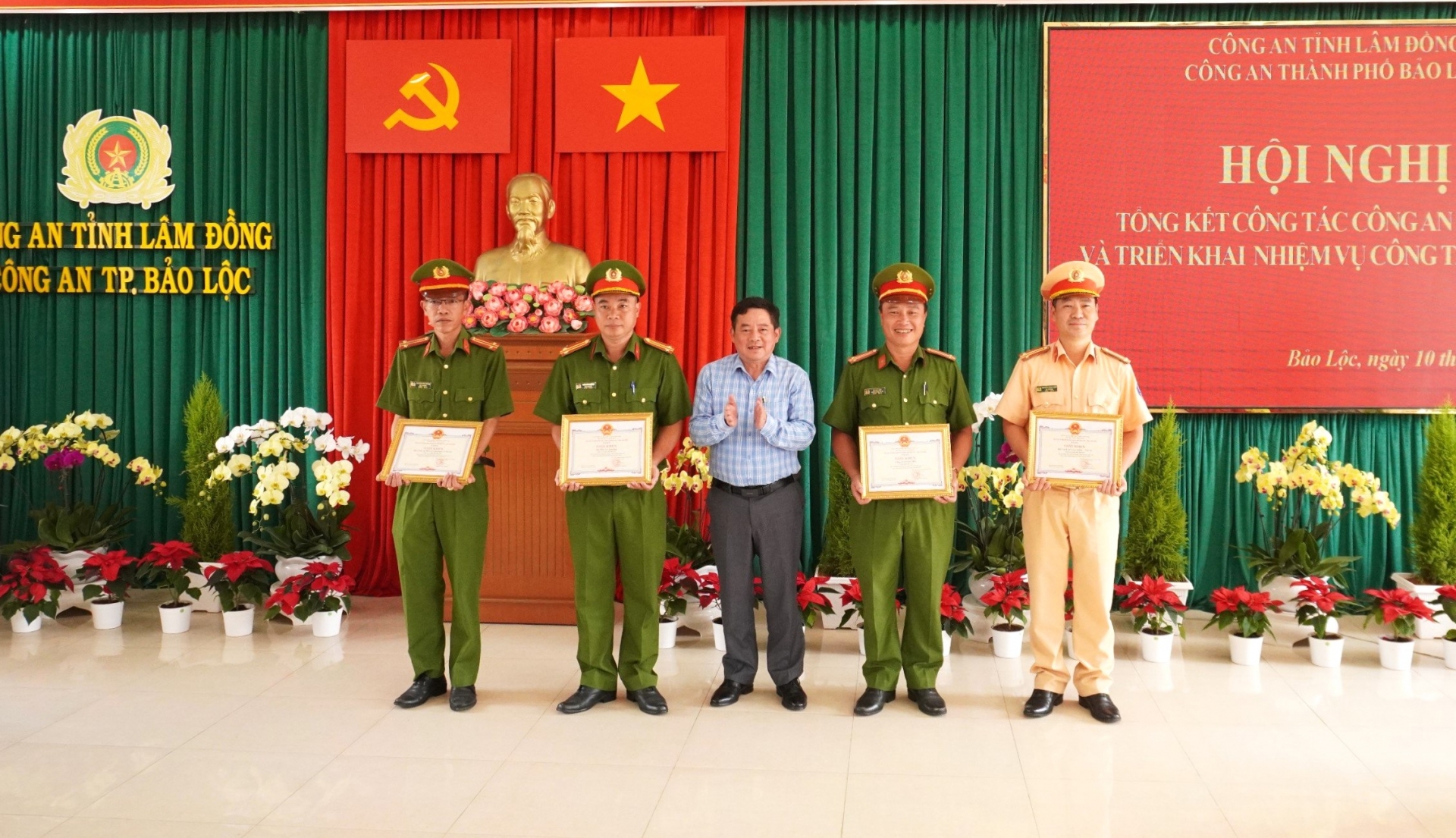 Chủ tịch UBND TP Bảo Lộc trao khen thương cho các tập thể đạt thành tích xuất sắc trong thi đua nước rút năm 2023