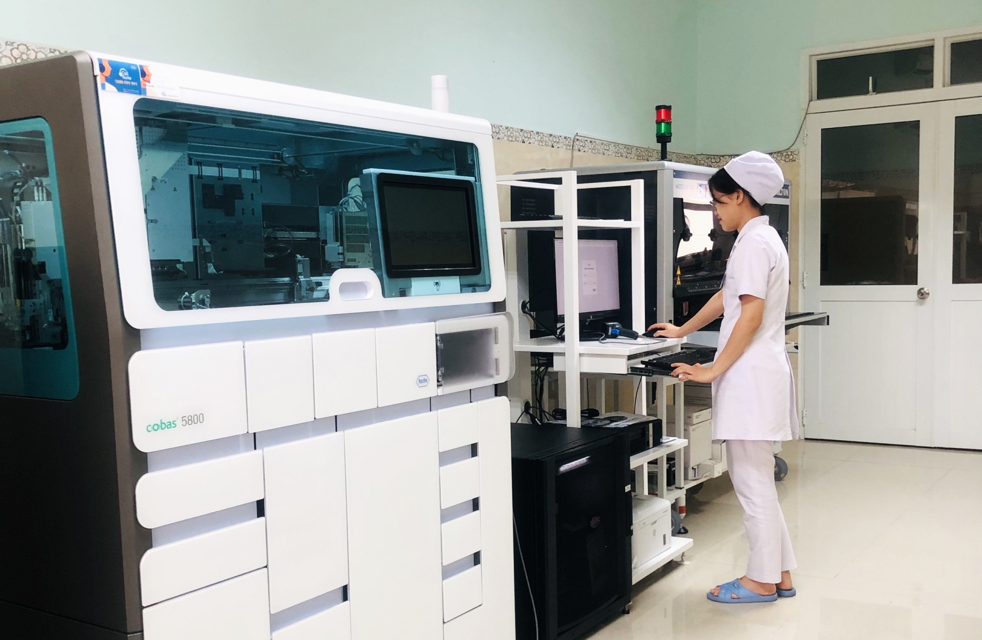 Hệ thống xét nghiệm NẢT hội tụ các kỹ thuật xét nghiệm sàng lọc máu tiên tiến vừa được đầu tư tại Bệnh viện II Lâm Đồng