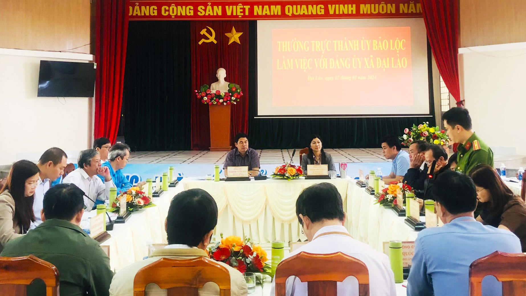Đồng chí Nghiêm Xuân Đức - Phó Bí thư Thường trực Thành ủy, Chủ tịch HĐND TP Bảo Lộc làm việc với xã Đại Lào