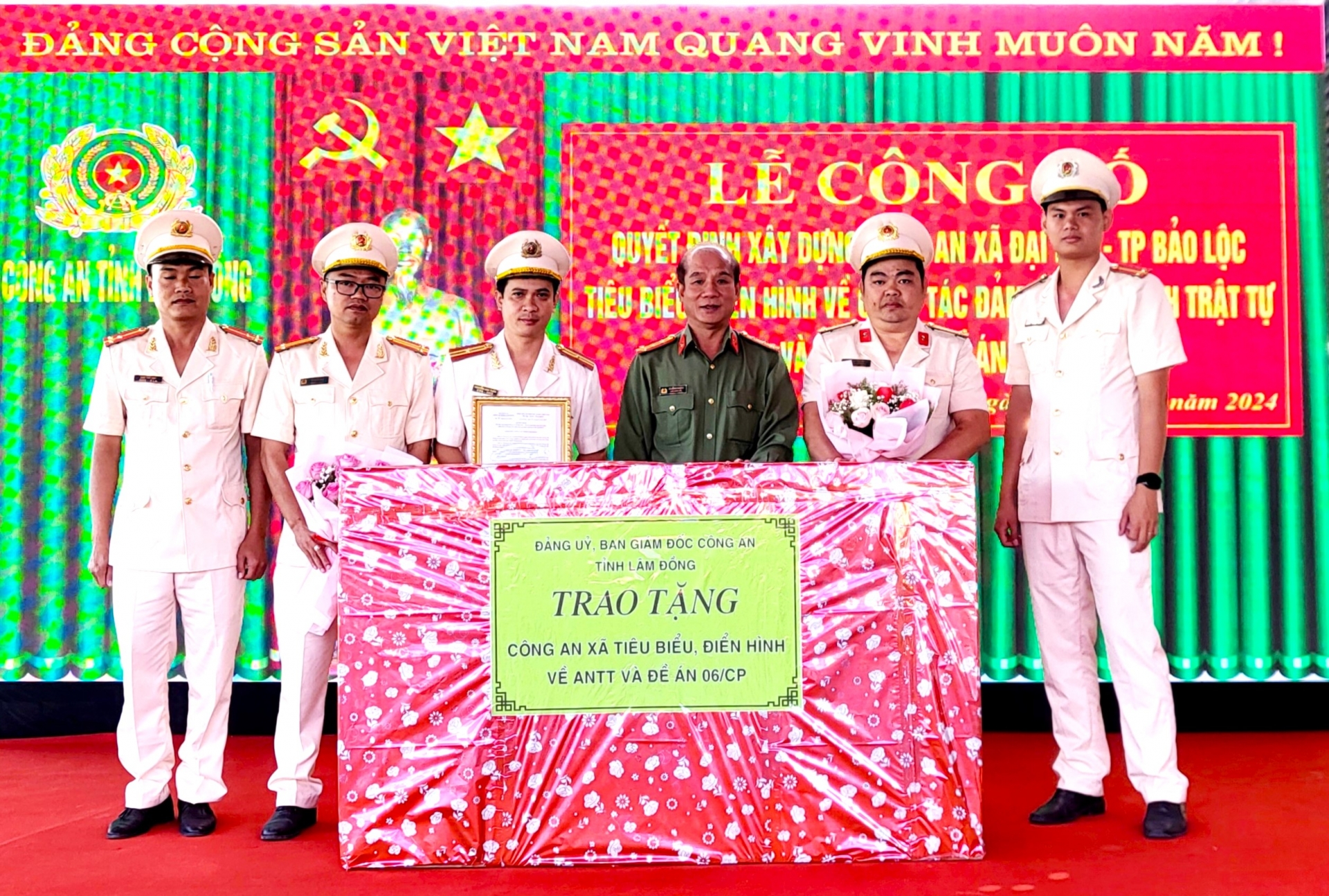 Đại tá Lê Hồng Phong - Phó Giám đốc Công an tỉnh Lâm Đồng tặng quà chúc mừng tập thể cán bộ, chiến sĩ Công an xã Đại Lào