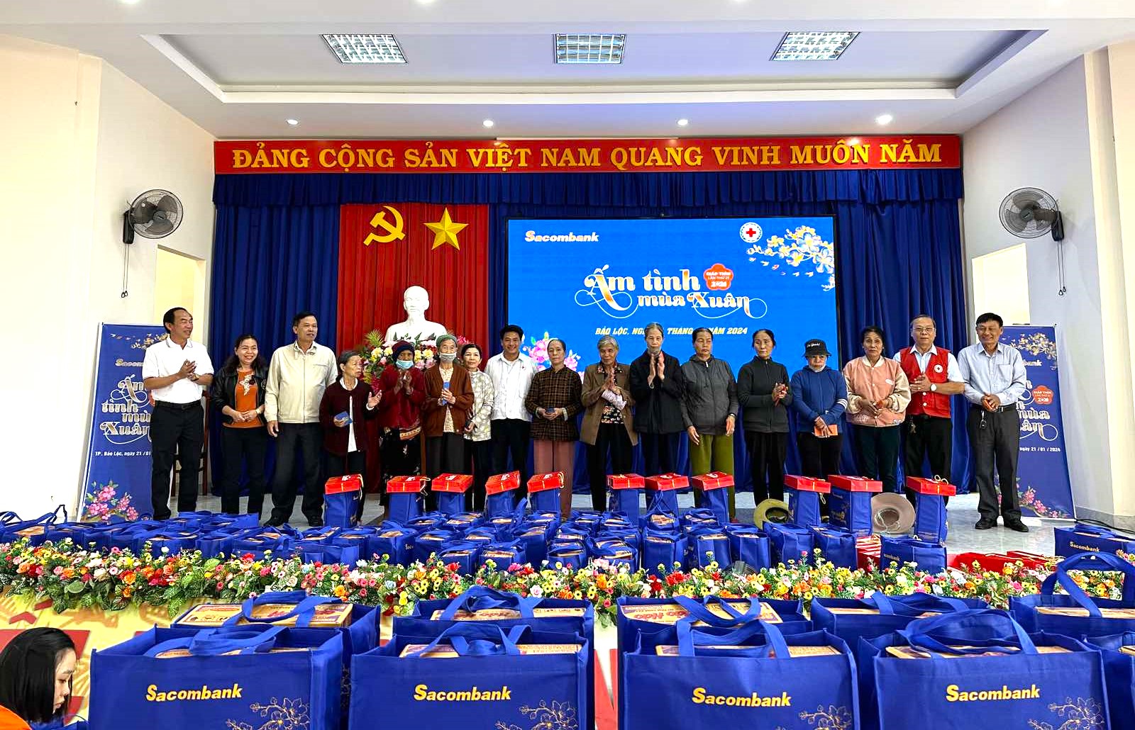 Đại diện Hội Chữ thập đỏ TP Bảo Lộc và Ngân hàng Sacombank Bảo Lộc trao tặng quà Tết cho hộ khó khăn xã Lộc Châu