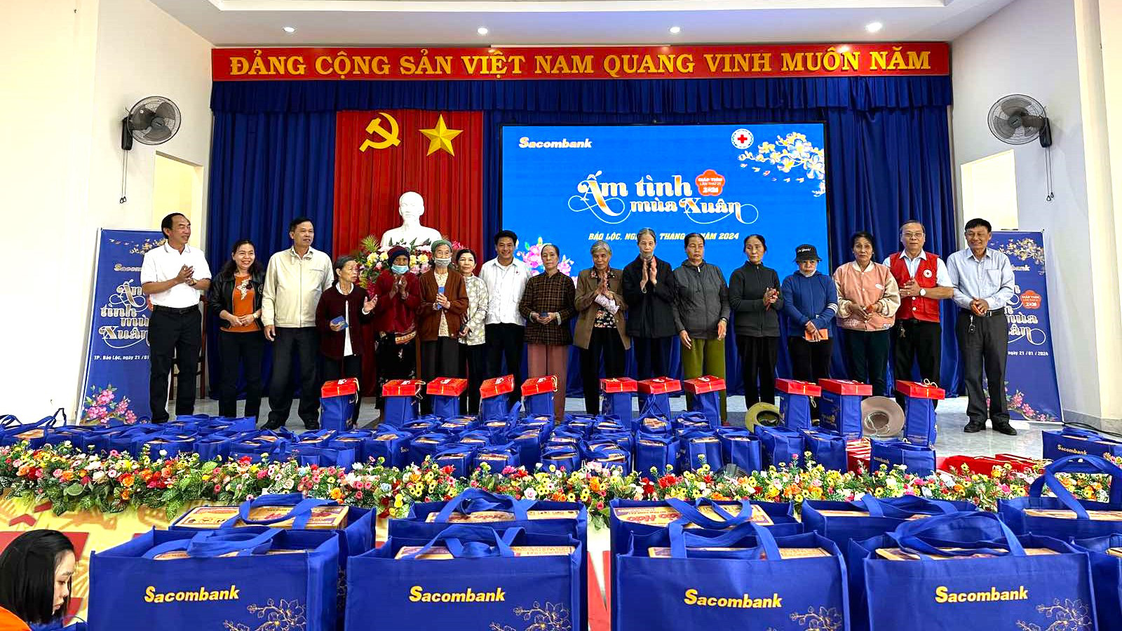 Bảo Lộc: Trao tặng hơn 300 suất quà Tết cho người khó khăn