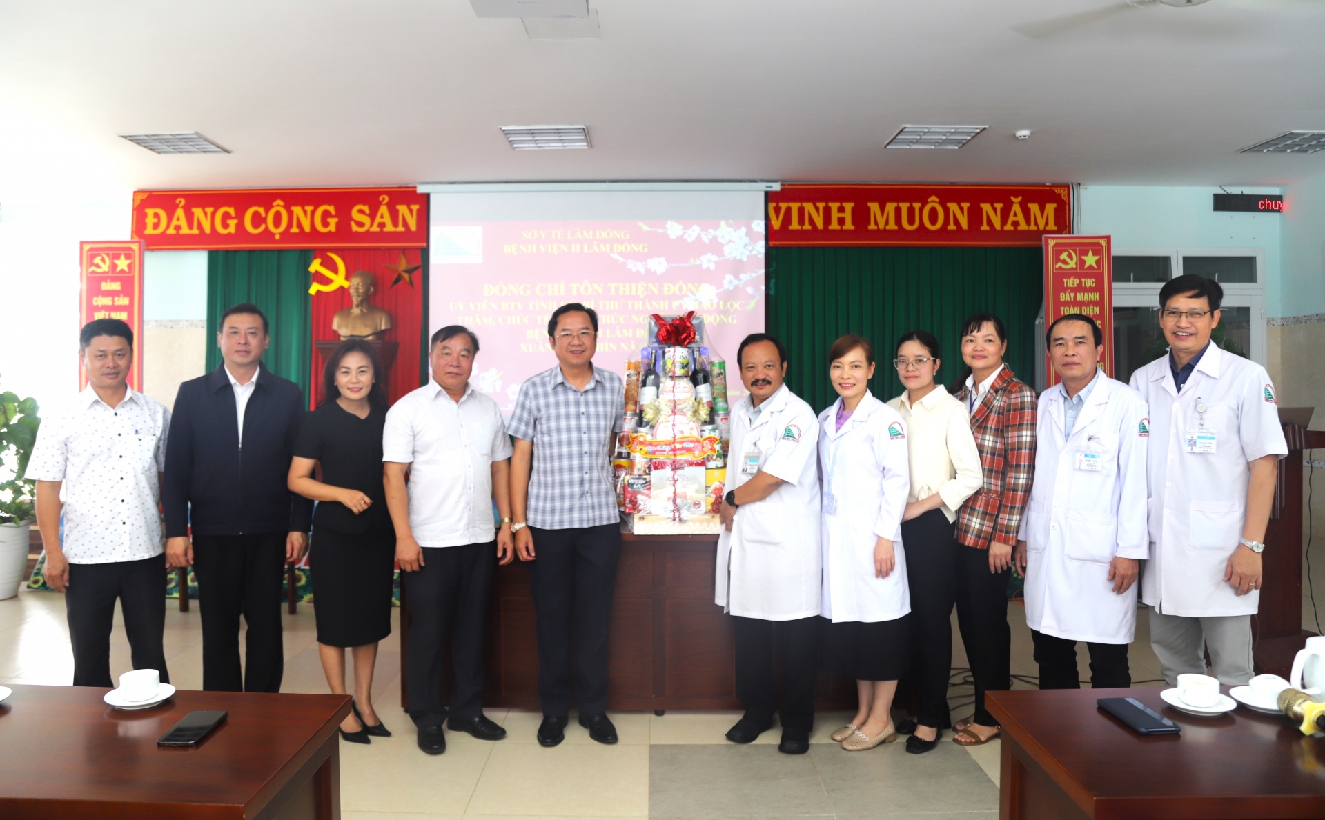 Đồng chí Tôn Thiện Đồng - Ủy viên Ban Thường vụ Tỉnh ủy, Bí thư Thành ủy Bảo Lộc thay mặt lãnh đạo tỉnh Lâm Đồng tặng quà Tết cho Bệnh viện II Lâm Đồng