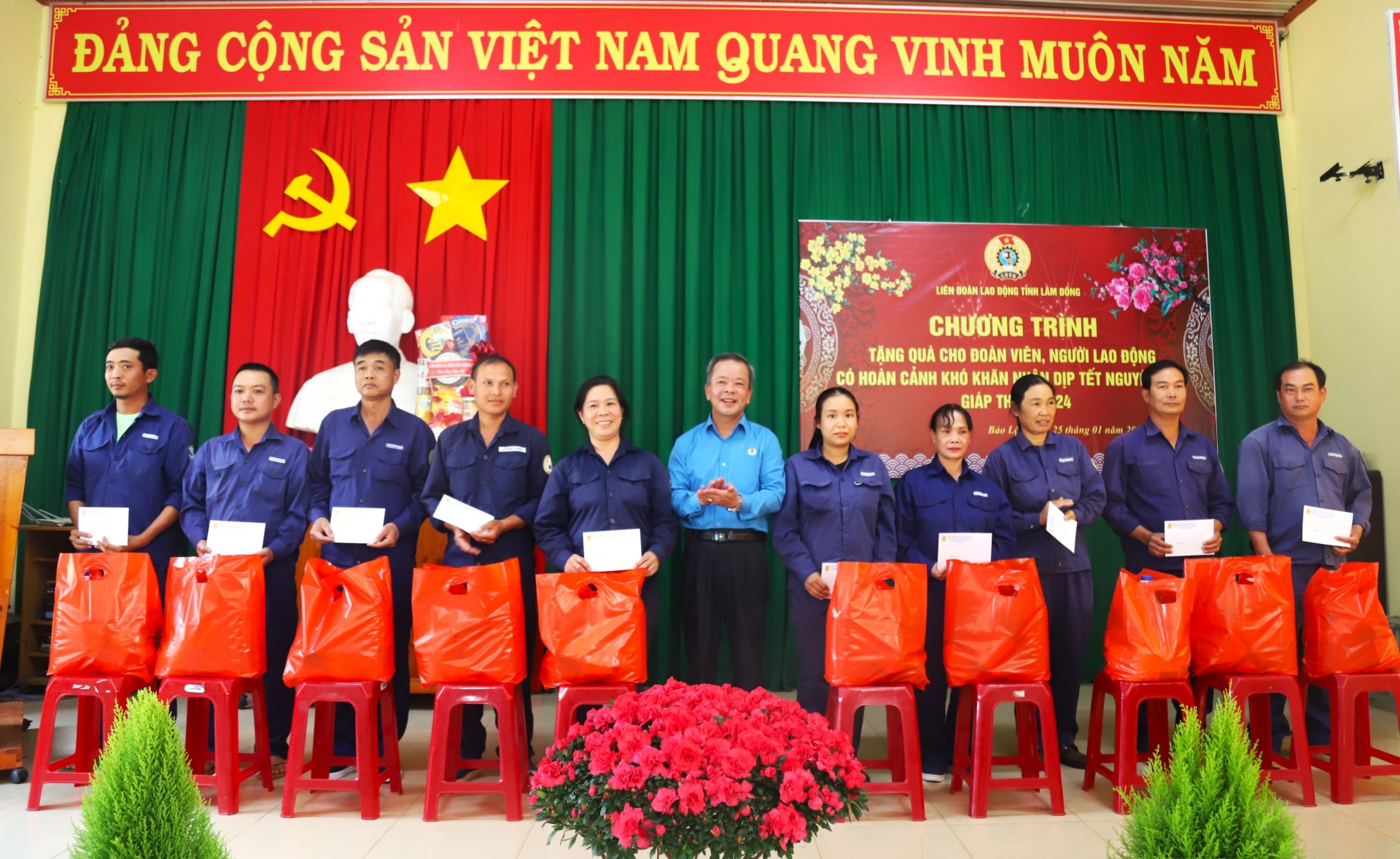 Đồng chí Hoàng Liên - Chủ tịch LĐLĐ tỉnh Lâm Đồng trao tặng quà Tết cho người lao động khó khăn tại Công ty CP Công trình Đô thị Bảo Lộc