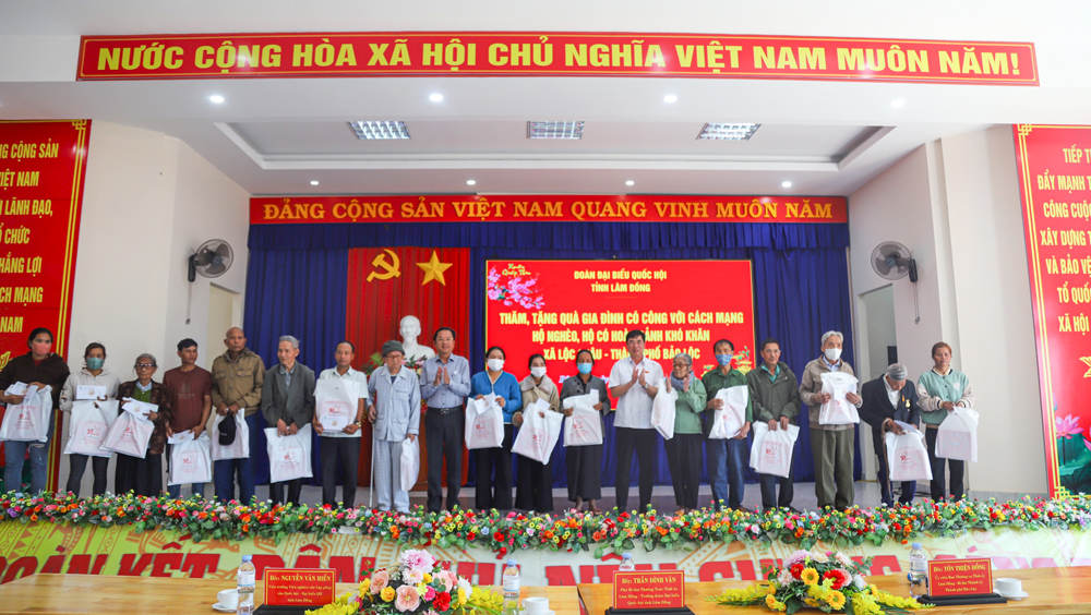 Đồng chí Trần Đình Văn và đồng chí Tôn Thiện Đồng trao quà Tết cho gia đình chính sách, hộ nghèo