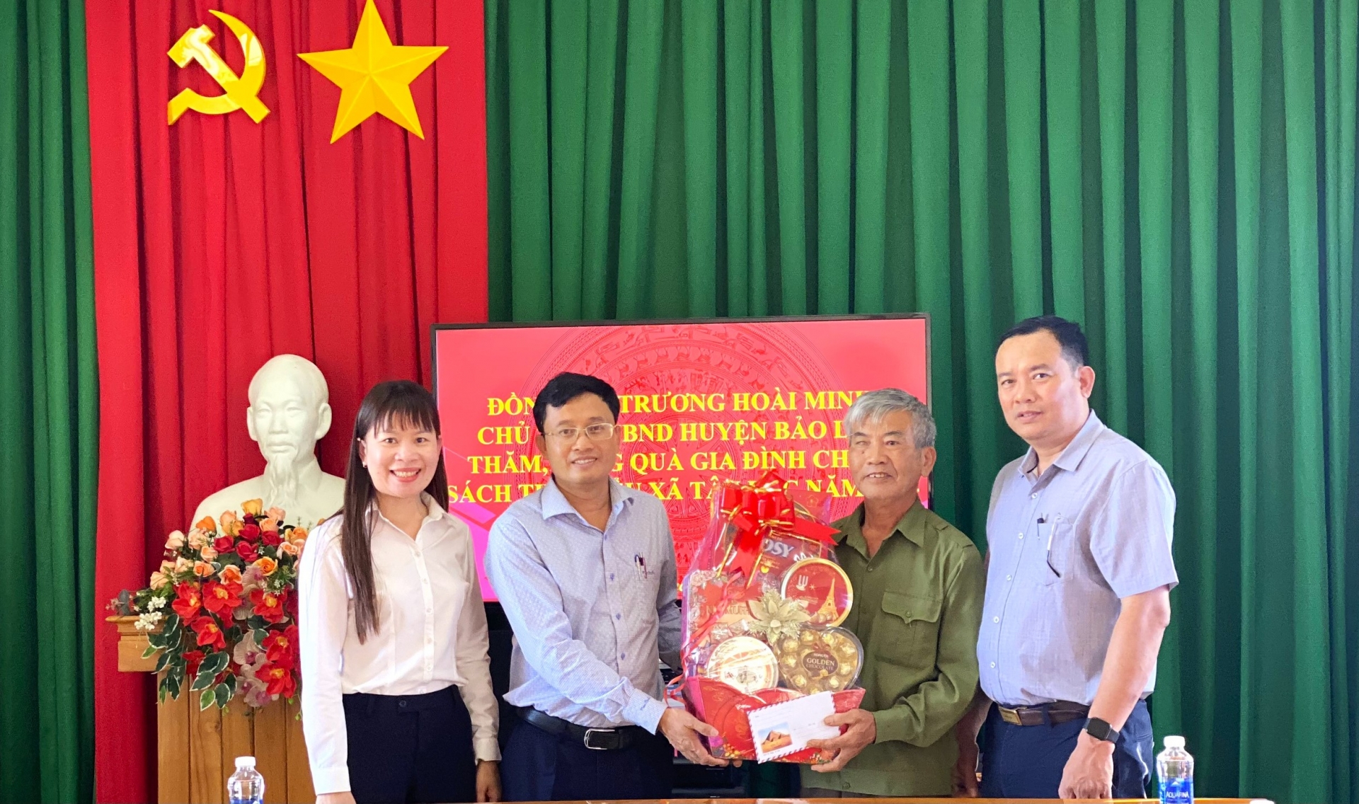 Chủ tịch UBND huyện Bảo Lâm thăm, tặng quà Tết các gia đình người có công với cách mạng trên địa bàn huyện