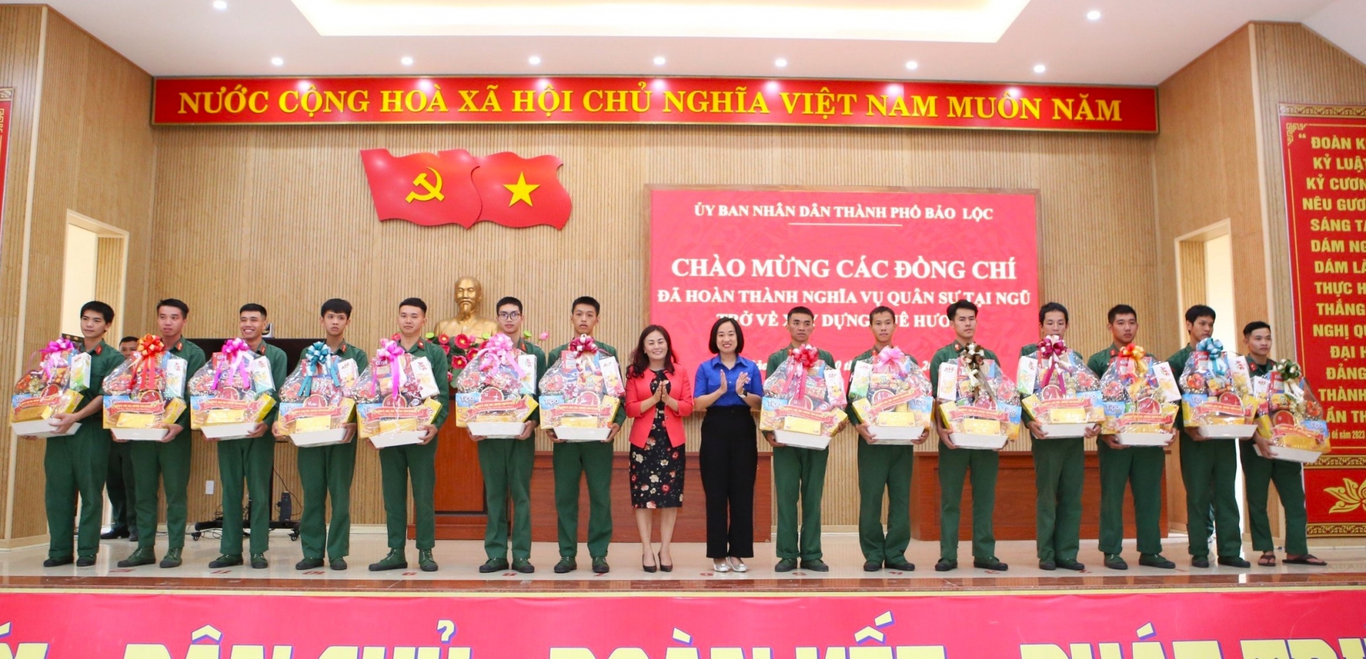 Đại diện các hội, đoàn thể TP Bảo Lộc tặng quà cho các quân nhân