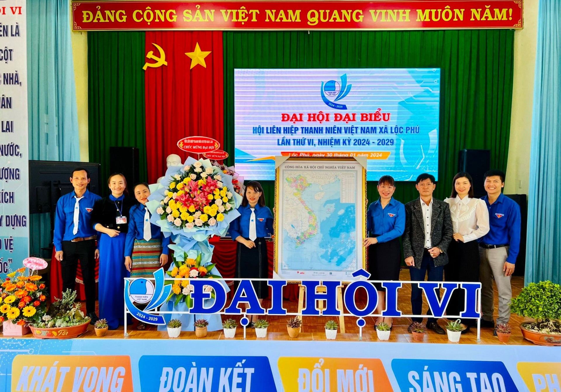 Huyện Đoàn, Hội LHTN Việt Nam huyện Bảo Lâm tặng hoa chúc mừng Đại hội